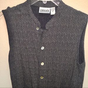 CHICO’S DESIGN Sleeveless Button Up Top